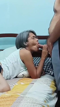 Ibu tiri saya seorang pelacur kelas pertama yang hebat, dia suka saya menembusinya dan berakhir di dalam mulutnya.