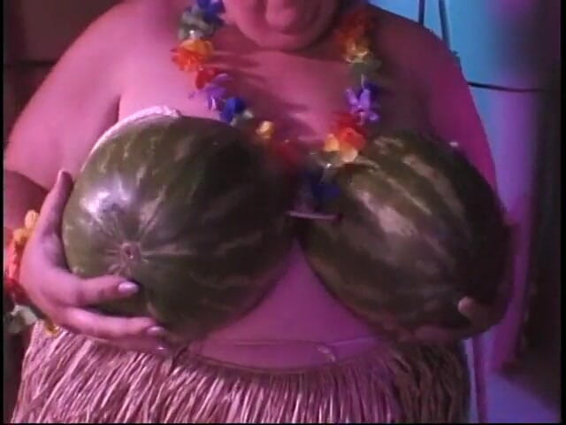 Give me BBW: Enorme zorra de piel lechosa obtiene su coño gordo tocado