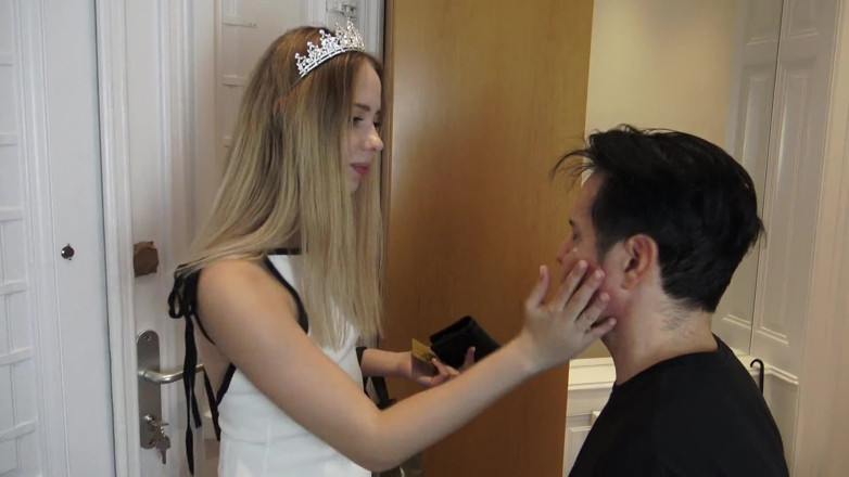 Femdom Austria: Lange Findom Train haar slaaf!