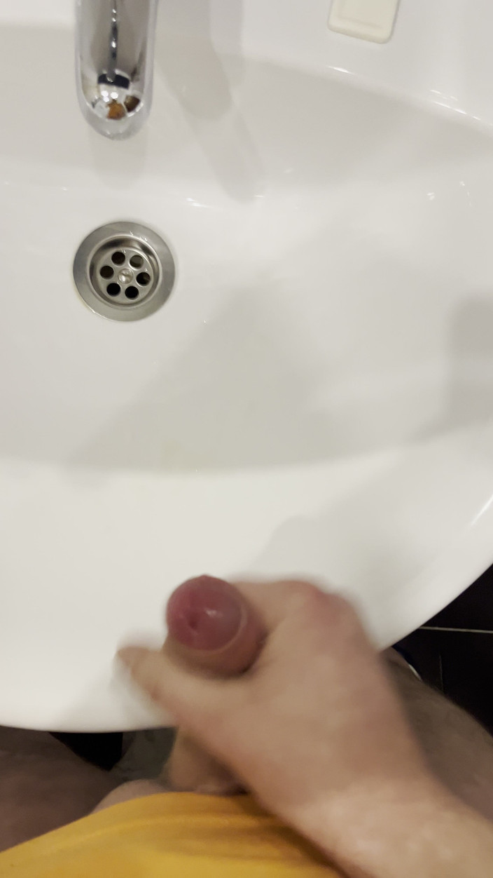 Young cum: Killen onanerar i badrummet och filmar allt i närbild och...