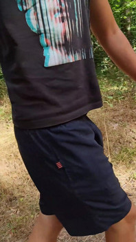Mjuk förhud gay naken springer i skogen och runkar sedan av