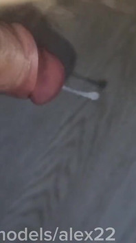Ein junger pionier-schüler mit einem großen schwanz fickte papi mit einem cumshot