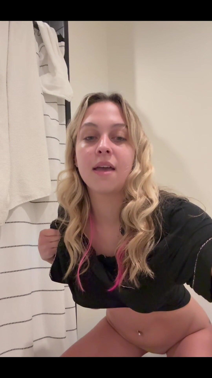 Tiffstreatsxoxo: Peeing Into the Toilet of My Airbnb While Hovering Over...