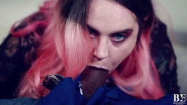 रंडी पत्नी अंतरजातीय सेक्स दृश्य में पति को चोदती है