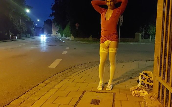 sweetfeet29: Checca vuole farsi beccare in città