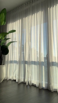 Punto di vista del fotografo del servizio fotografico della sexy pornostar