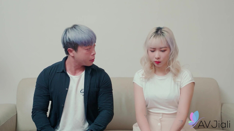 AV Jiali: 가장 친한 친구와 바람을 피우는 섹시한 소녀에게 바람을 피우는 남친