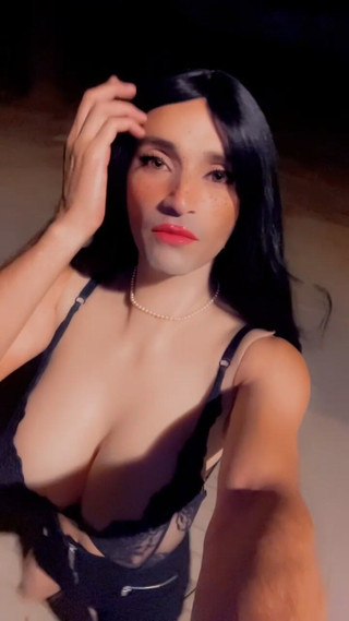 Sissy Slut Brianna: Duduklah di pangkuanku, sayang. Tunjukkan padaku betapa kamu merindukan menghidupkanku