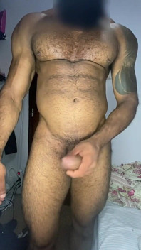 ホステルで激しくイク筋肉質の黒人男性