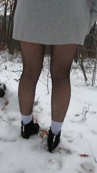 Seksi kış esmer tavşan açık havada oynuyor, soğuk olmak için çok ateşli!