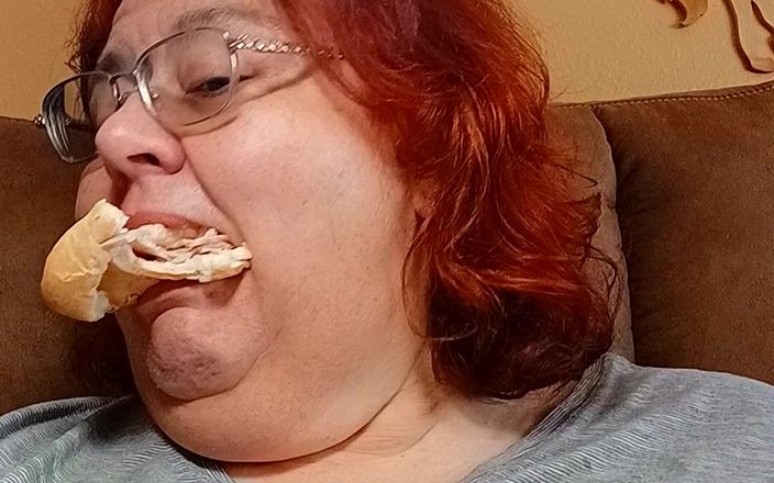 BBW nurse Vicki adventures with friends: Şişman kız için bolo sandviç yiyor hayranları yiyor!