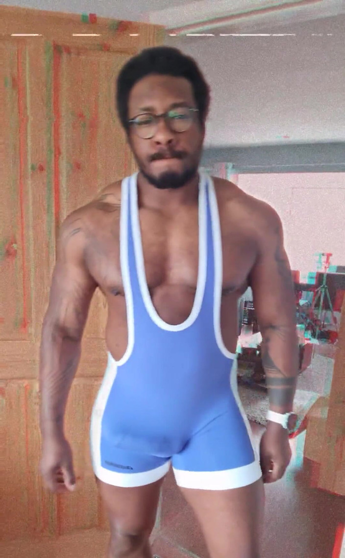 Amadeus: Myślę, że lubię teraz niebieski, sprawia, że wybrzuszenie wygląda na duże