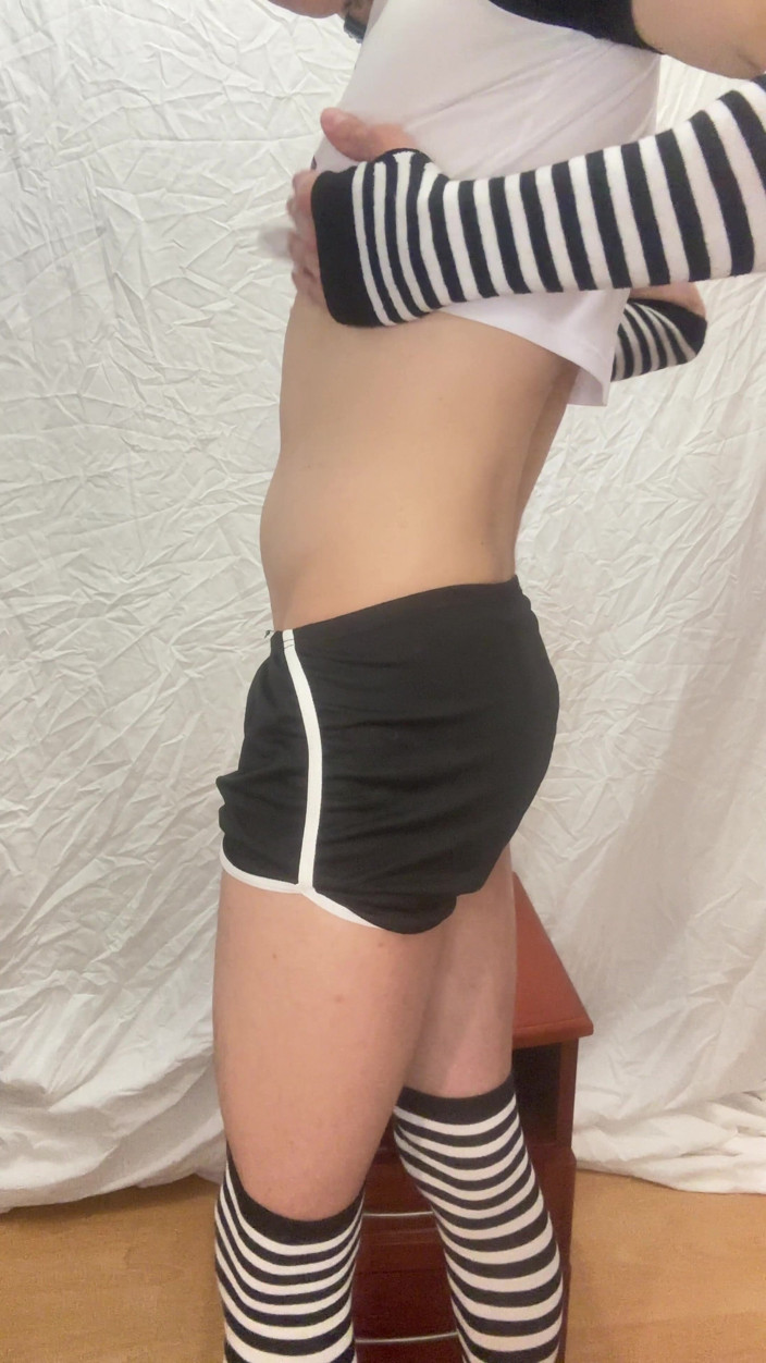 FemmeTwunkie: Linda femboy probando nuevos juguetes