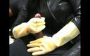 The flying milk wife handjob: Rokende vrouw in rubberen handschoenen aftrekkende slaaf