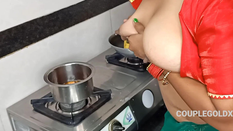 Sexy Komal: Komal hizo su té con leche y se lo dio...