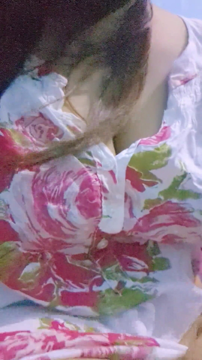 Creamy pussy: 饥饿的妻子吃进她的嘴里并硬