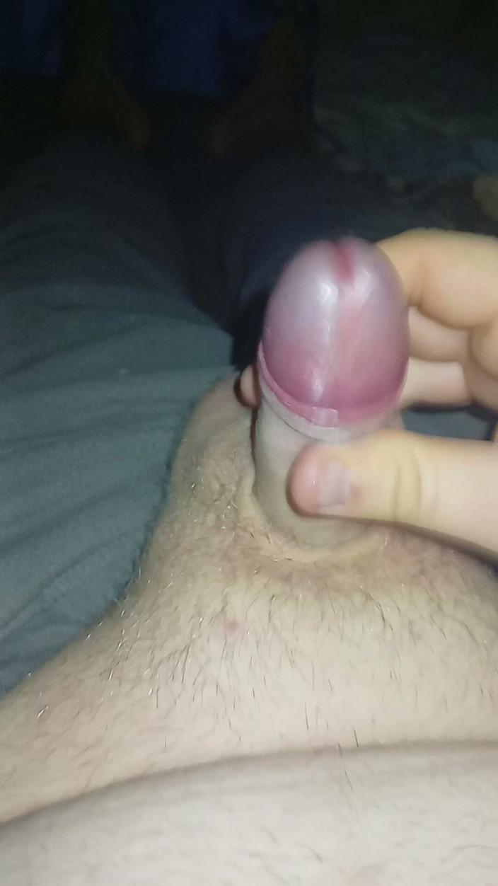 femnickboy: Un gay grasso sega il cazzo non circonciso ma senza...