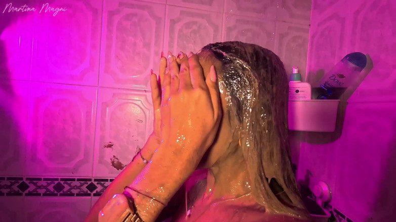 MartinaMagni: Hice un pequeño lío de chocolate en el baño y...