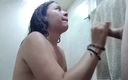 Artemisa: 我的哥伦比亚拉丁继母正在洗澡，我想和她一起洗澡。