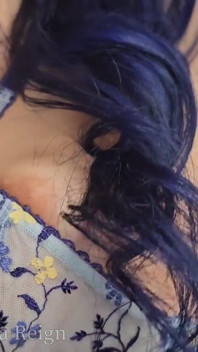 Pacar semok ini lagi asik muasin memeknya pakai dildo kaca sebelum dientot habis-habisan