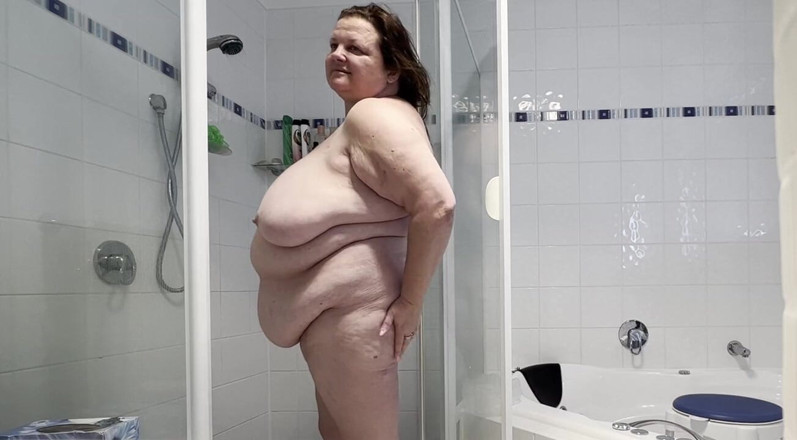 WeAreFukBunnies: Femme salope sous la douche