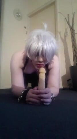 Mia Slutbunny: Gattonando con un enorme dildo dentro di me