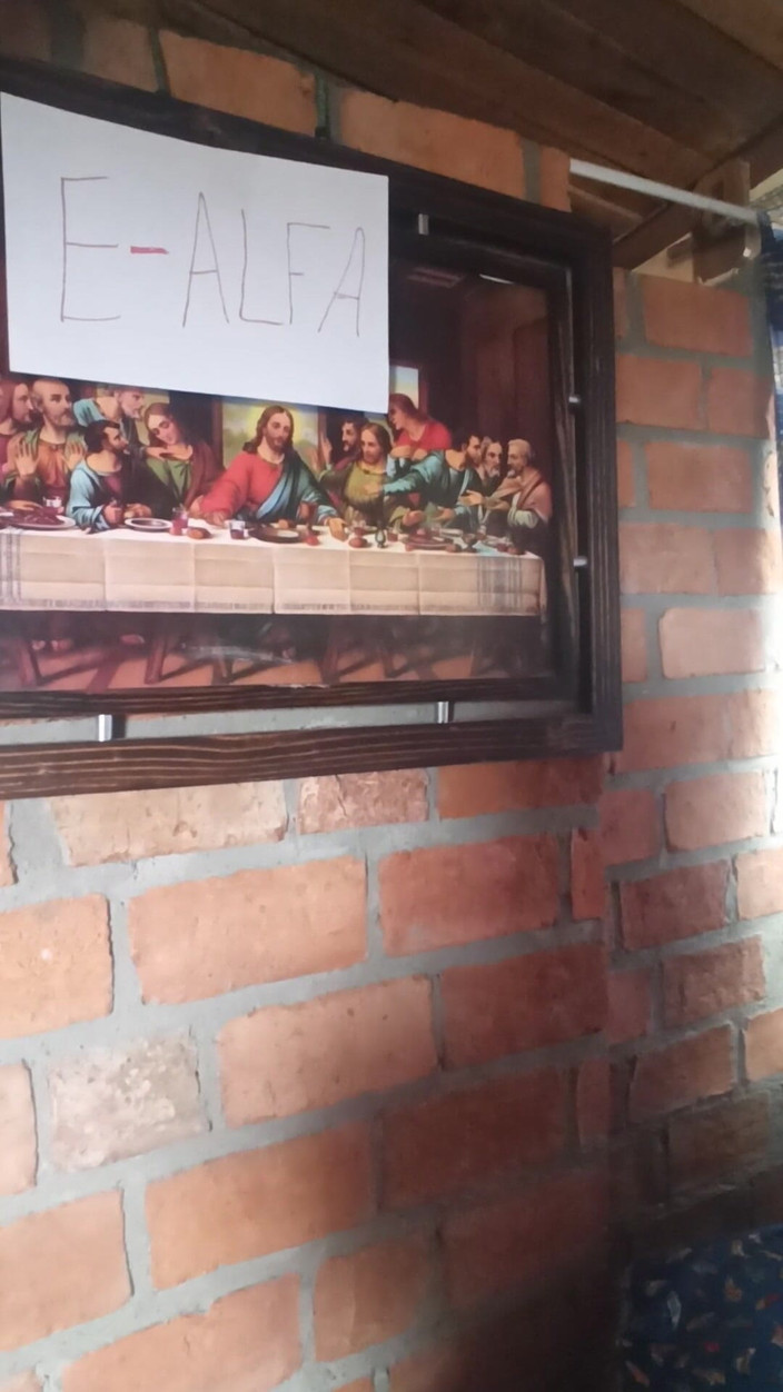 Eatrella j: 来自facebook的四个病毒女孩的屁股