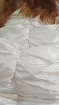 Pengantin perempuan menggoda lelaki itu dan membuka pepek basah manisnya kepadanya