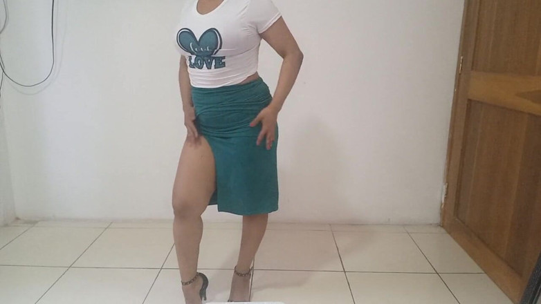 PATY PATY: Mi colegiala muestra su vagina recién follada por su viejo...