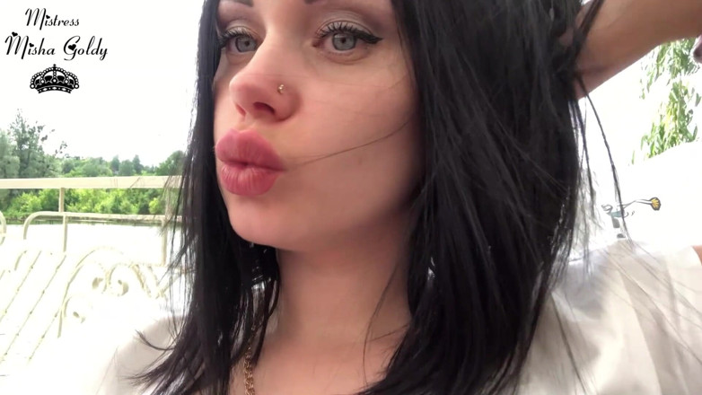 Goddess Misha Goldy: Lins sexy de buze mari și miros de lac