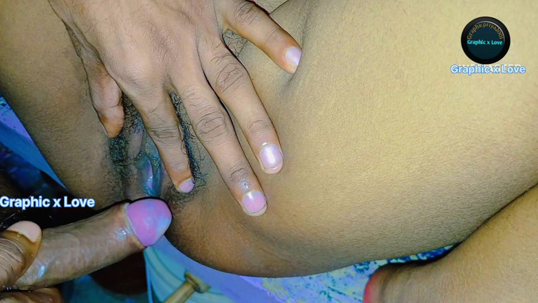 Graphic joy: Una belleza india audaz y confiada a la que le...