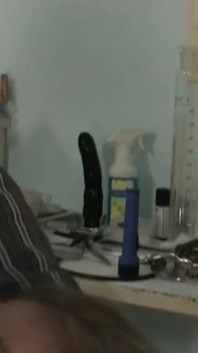 L'infermiera bionda si masturba con un grosso fallo nero davanti al paziente con le stampelle