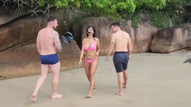 Kel Abate: Saya bertemu dengan dua lelaki panas di pantai dan saya...