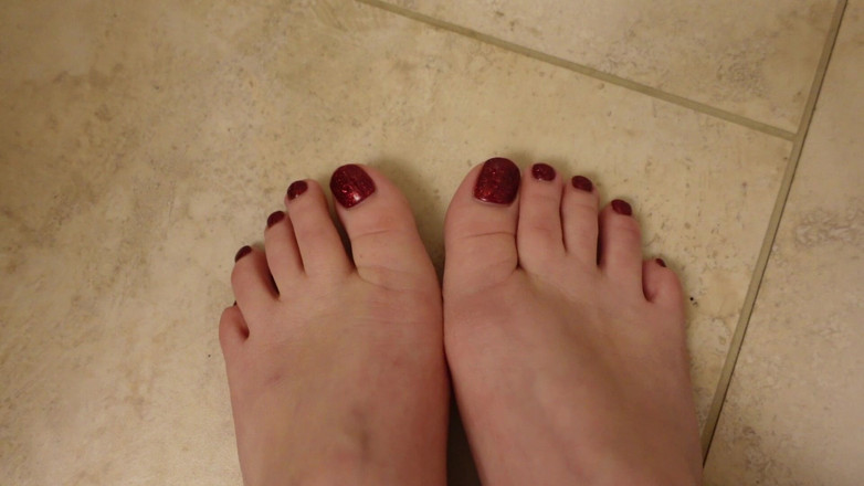 Deanna deadly: Швидкий новий педикюр, демонструє блискучі червоні нігті