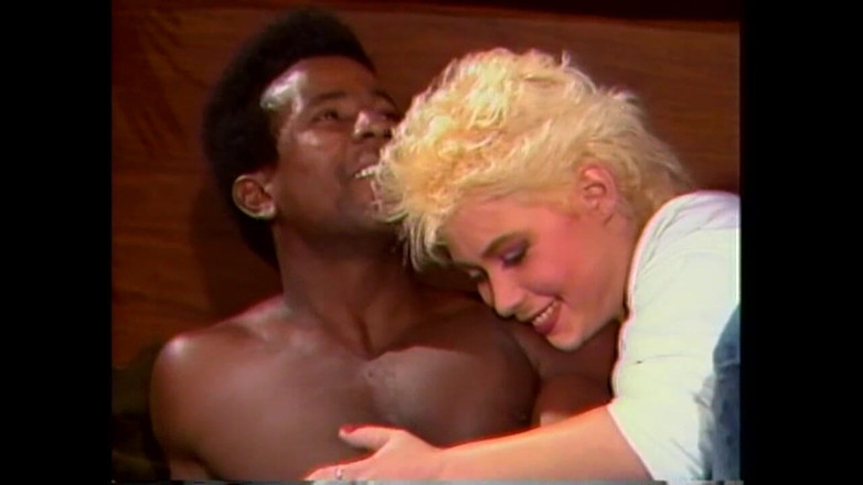 Black Sinner: Blonďatá nadržená MILF saje velkého černého tvrdého ptáka, než se ošuká