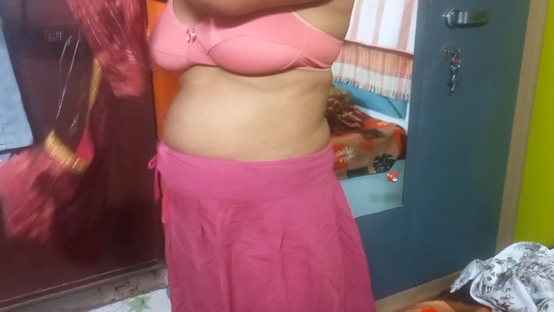 Manjushukla: Velmi krásná indická bhabhi v červené sárí