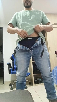 Pula din pantaloni și Urinating la locul de muncă