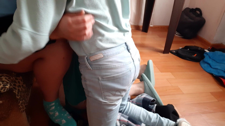 Lesbian-illusion: Brudna lesbijska cipka i tyłek jedzą kanapkę