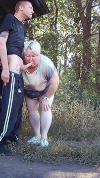 공원에서 보지 후배위 스타일로 시어머나를 따먹고, 그녀의 입에 넣고 1분에 두 번 사정