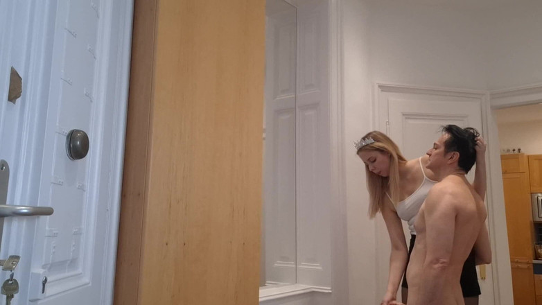 Femdom Austria: 키가 큰 핀돔은 그녀의 노예를 훈련시키세요!