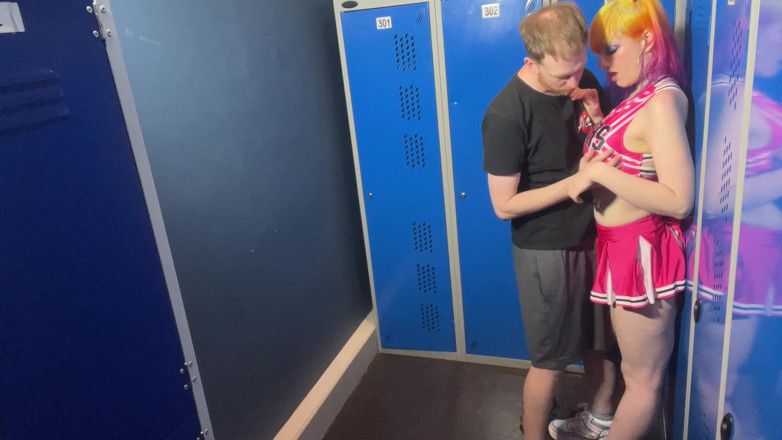 BiMF Couple: Kouření roztleskávačky v šatně