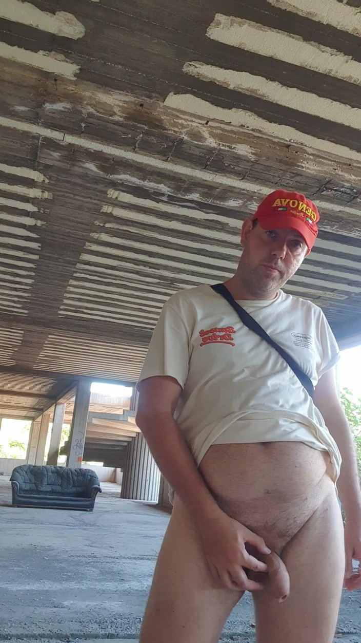 Mirko2589: 废弃建筑中的裸体男孩