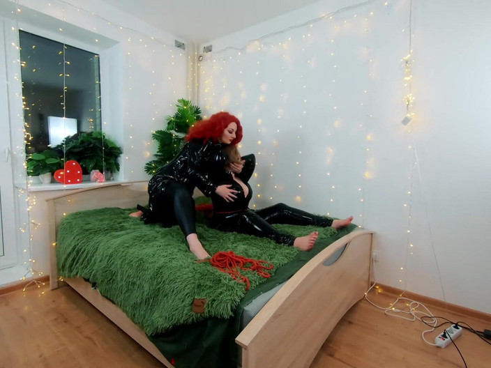 Arya Grander: Zákulisí video lesbické fetišové zábavy. PVC oblečení, Lehká Femdom, Lechtání...