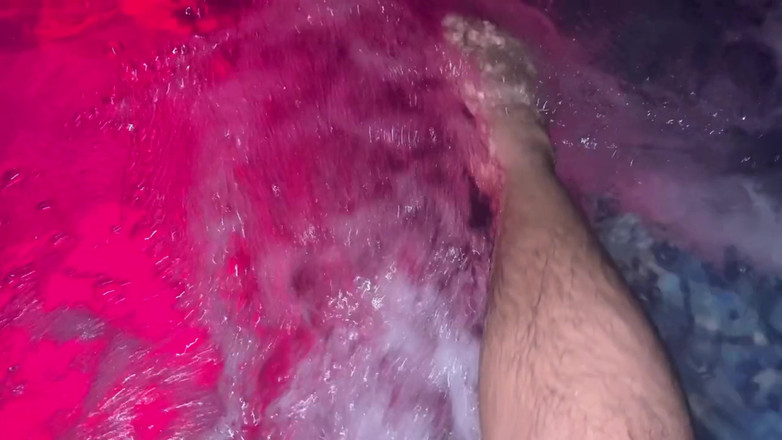 Samy Sun7: मैं अपने सबसे अच्छे दोस्त को चालू करता हूं और हम सार्वजनिक रूप से जकूज़ी में चोदते हैं!