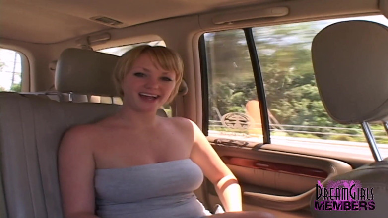 Dream Girls: Freaky meid gaat naakt in een park