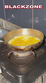 Ella está cocinando en la cocina, vine a crear su cuerpo mientras come