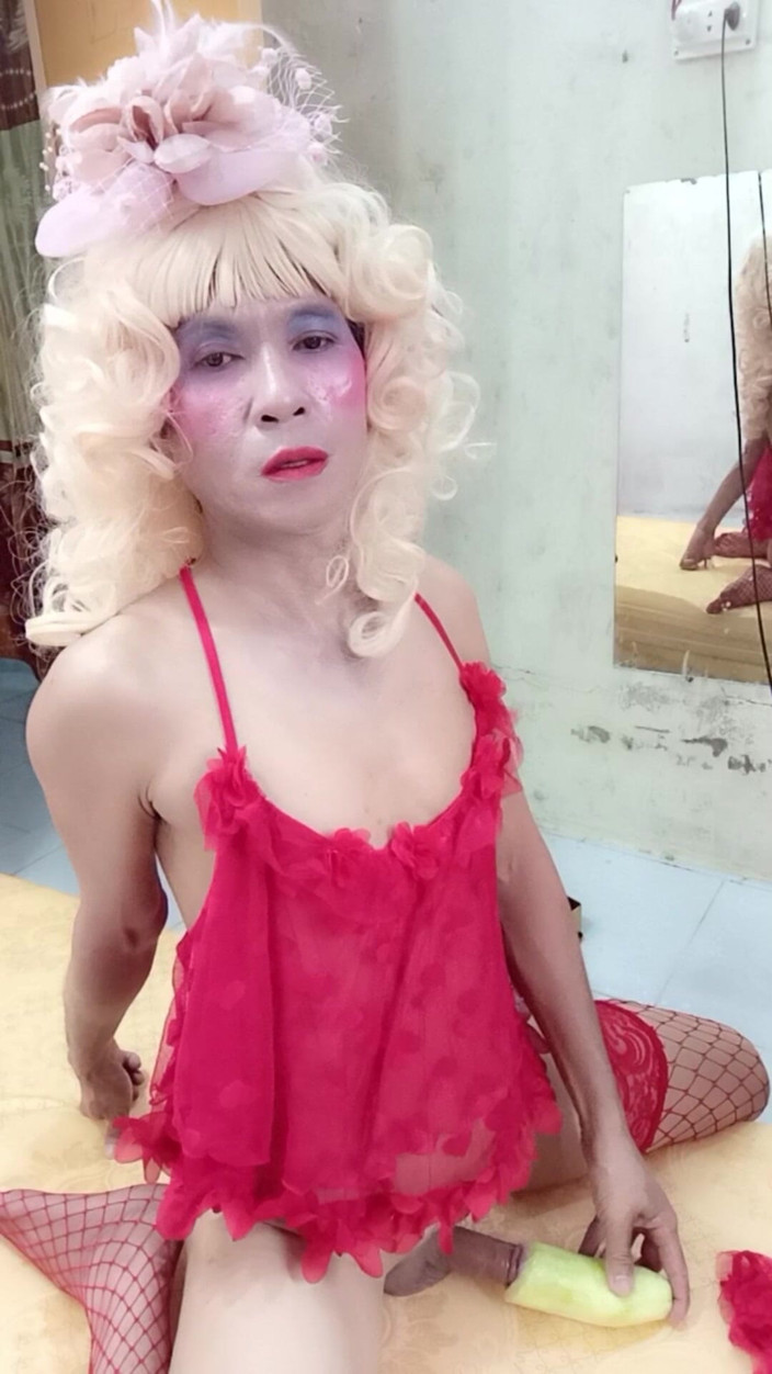 nguyen dang thien tri: Oanh Le transseksualna nosi sugestywne ubrania do zabawy z puszkami...