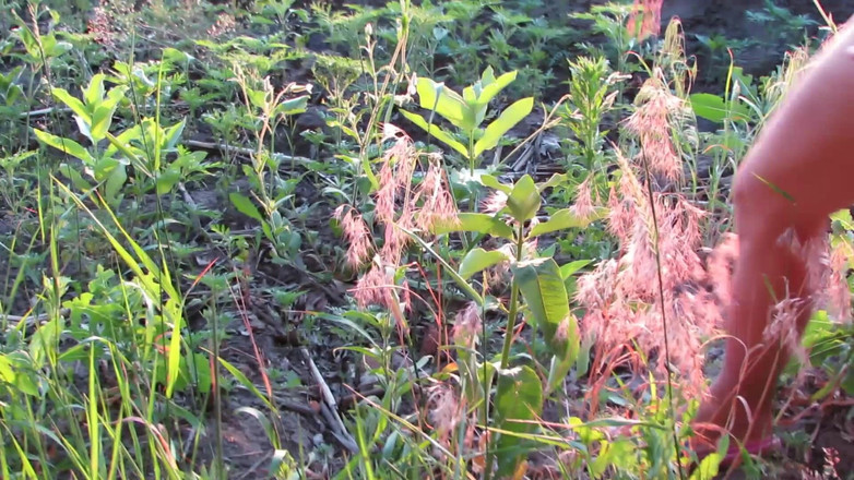 SexyAnka: Si cantik bogel berjalan di hutan, Kencing