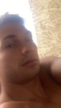 Un jeune étudiant en forme avec une grosse blanche utilise ma bouche expérimentée