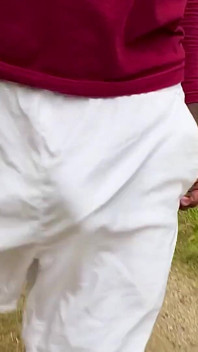 Je me promène dans les bois, commando dans mon short en nylon blanc !